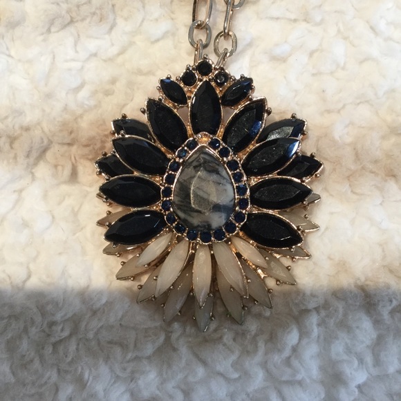 🌺Long Statement Necklace🌺 - Picture 3 of 5